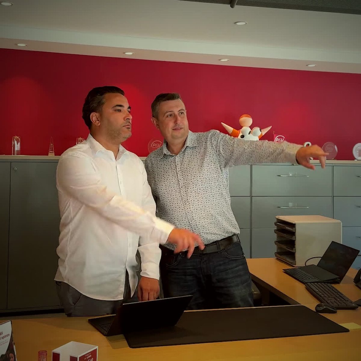 Younes en Bas in hun P&V-kantoor in Sint-Niklaas