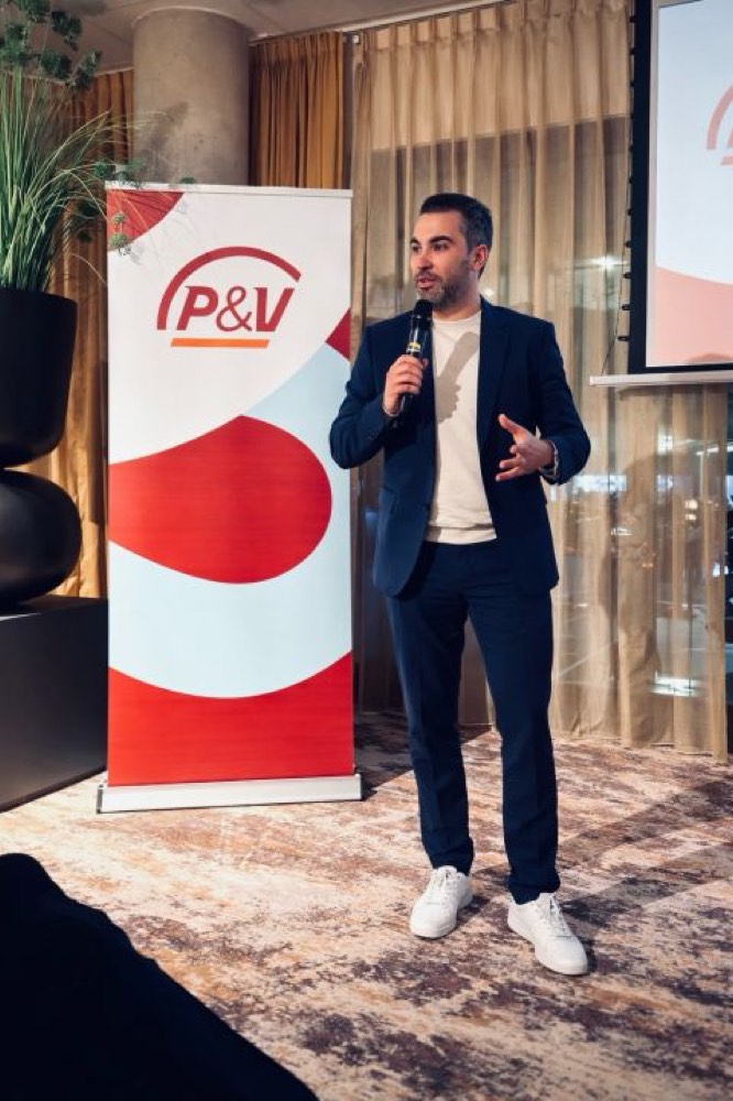 Younes van Insure You spreekt op een P&V-event